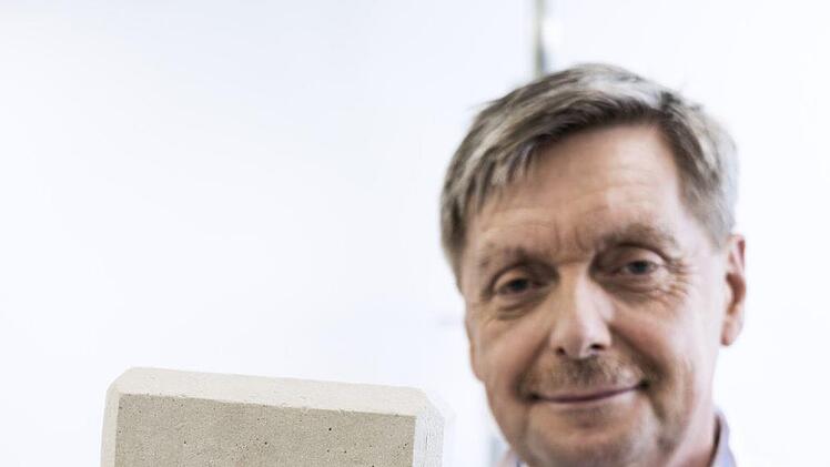 Federleicht und rein mineralisch: Friedbert Scharfe zeigt hier im Modell die spritzbare Dämmung nach der Austrocknung. Foto: Deutscher Zukunftspreis | A. Pudenz