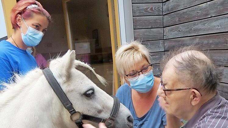 Auch f&uuml;r diesen Bewohner des Sozialpsychiatrischen Zentrums der Diakonie war die Begegnung mit den Ponys ein wunderbares Erlebnis: Bettina R&ouml;ckelein (Mitte) organisierte den besonderen Besuch im Sozialpsychiatrischen Zentrum in Ebern.  Foto: Diakonie Bamberg-Forchheim