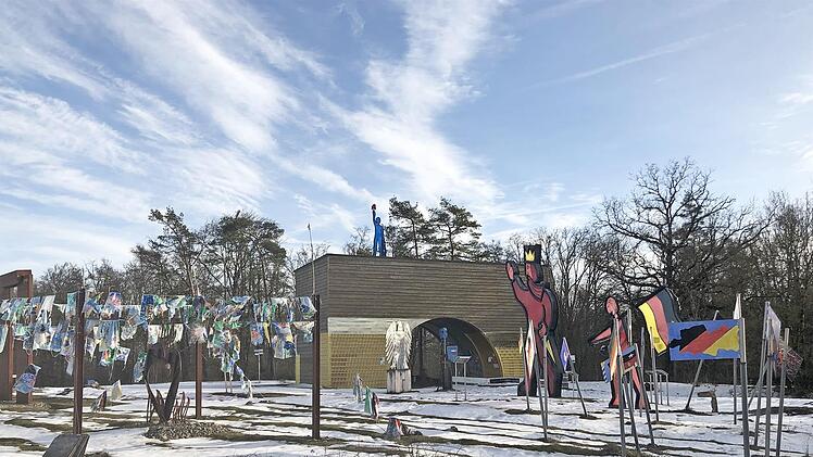 Der Skulpturenpark Deutsche Einheit auf der Schanz am ehemaligen Grenzübergang Deutsche Einheit kann in seiner jetzigen Form bestehen bleiben. Das ist der Inhalt einer einvernehmliche Regelung der Landräte Peggy Greiser (Schmalkalden-Meiningen) und Thomas Habermann (Rhön-Grabfeld) mit Jimmy Fell. Foto: Hanns Friedrich