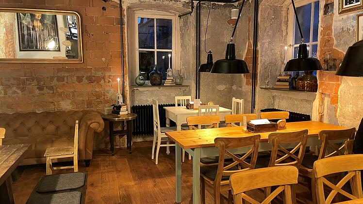 Ebern: Neue Bar "Herzog Bier & Wein" hat auf früherem Gefängnis-Gelände eröffnet