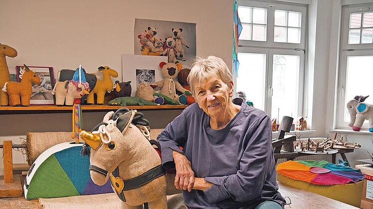 Renate M&uuml;ller in ihrem Atelier mit einem Rupfen-Einhorn.