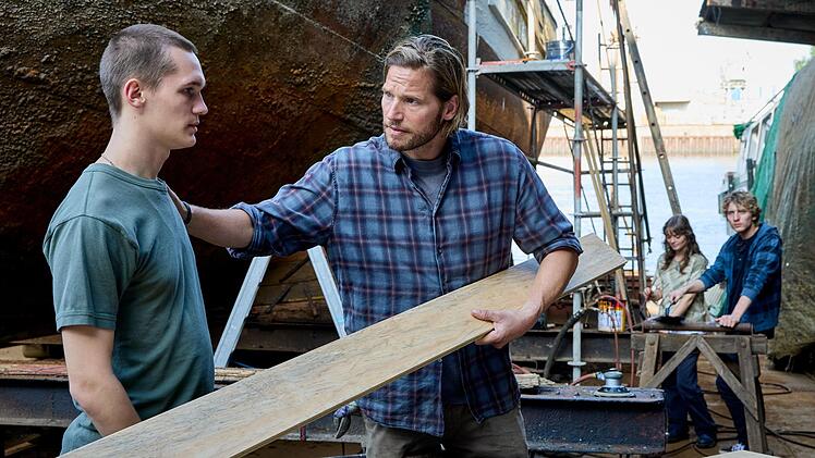 Der 17-j&auml;hrige Paul Andersen (Tristan Witzel, links) ger&auml;t unter Mordverdacht. Streetworker Eric Seeler (Sebastian Str&ouml;bel, weiter von links) betreut auch die Jugendlichen Lissy Nowak (Katharina Kron) und Tino Peters (Julius Gause). Gemeinsam restaurieren sie in einem Projekt Boote am L&uuml;becker Hafen.