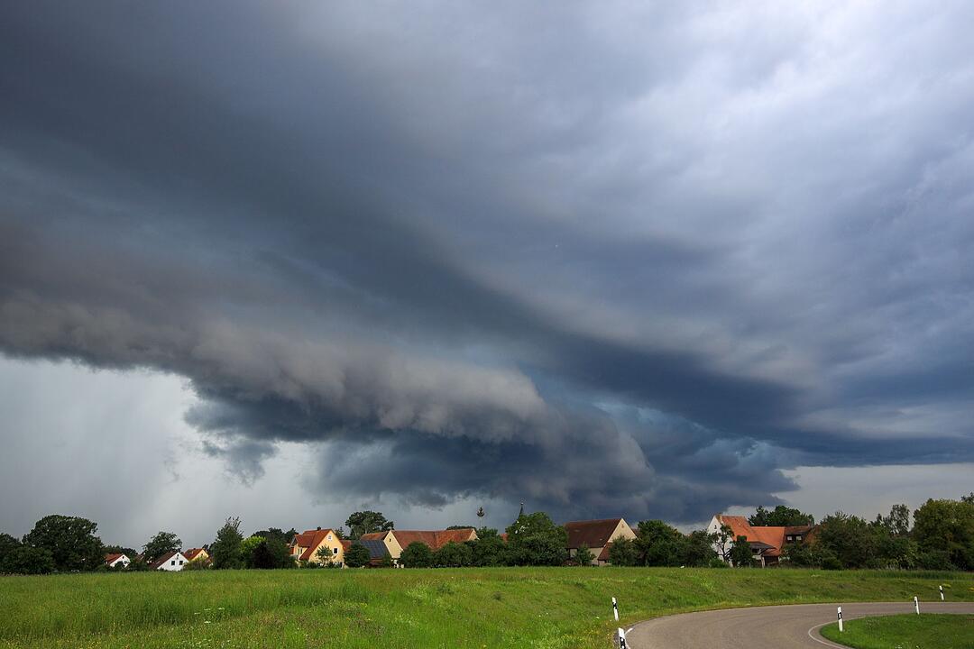Gewitter mit Starkregen und Hagel in Bayern