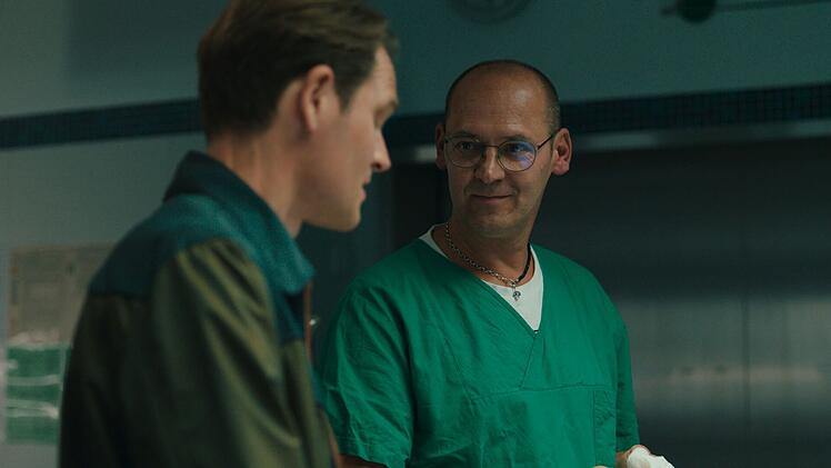 Petr Pelik&aacute;n (rechts) ist im wahren Leben Pr&auml;parator am Klinikum N&uuml;rnberg. Im "Tatort: Gottesgarten" darf er den Pathologen spielen, der Felix Voss (Fabian Hinrichs) Genaueres &uuml;ber die Todesursache von Elias Schaller berichtet.