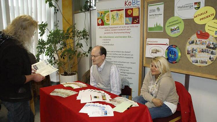 Gewappnet zu sein für die Herausforderungen der Zukunft, das bedeutet auch, bürgerschaftliche Netzwerke zu knüpfen. Die im Landkreis bereits bestehenden Initiativen stellte die Koordinierungsstelle des Landkreises im Ubiz vor.