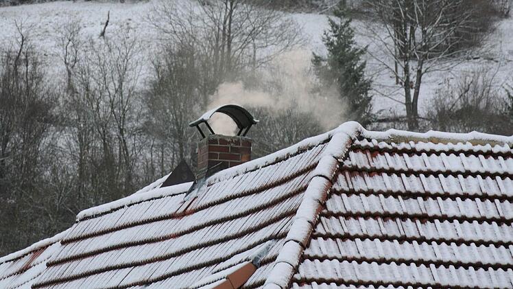 Der Schornstein qualmt, drinnen ist es schön warm.