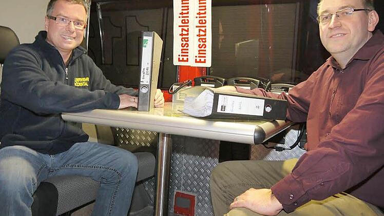 So ändern sich die Zeiten: Der Ordner bei Thorsten Langbein (rechts) mit den Ebersdorfer Einsatzberichten ist in etwa dreimal so dick wie der Ordner mit den 2010er Berichten, die Steffen Schaller in der Hand hat. Mehr Einsätze, mehr Bürokratie - das bringt die Feuerwehrkommandanten im Landkreis an ihre Belastungsgrenzen. Foto: Berthold Köhler