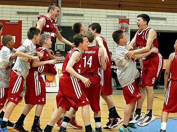 Sekunden nach dem Spielende, Aus, Schluss, deutscher Meister! Die U14-Basketballer des TTL Bamberg jubeln, wie in den Partien des Finalturniers am Wochenende in der Stauffenberghalle springt Nicolas Wolf am höchsten. Foto: sportpress