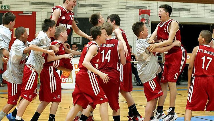 Sekunden nach dem Spielende, Aus, Schluss, deutscher Meister! Die U14-Basketballer des TTL Bamberg jubeln, wie in den Partien des Finalturniers am Wochenende in der Stauffenberghalle springt Nicolas Wolf am höchsten. Foto: sportpress