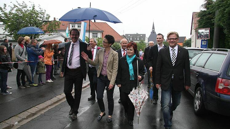 Die Ehrengäste führten den Zug an - Bürgermeister Stefan Schaffranek, Schulleiterin Petra Rauh, stellvertretende Landrätin Christina Flauder, Bürgermeister Frank Wilzok und zahlreiche Stadträte waren zugegen.