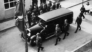 Der Leichenwagen mit einem Toten fährt in Giebelstadt zur Totenfeier vor