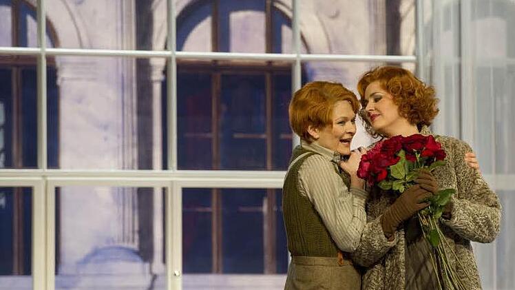 Zwei ungleiche Schwestern: Zdenka (Michaela Maria Mayer) und Arabella (Ekaterina Godovanets)
