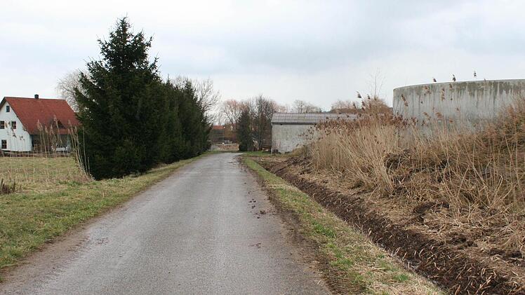 Etwa hundert Meter beträgt die Entfernung der Wohnbebauung zum Güllebehälter (rechts im Bild). Gleich daneben soll die Hybrid-Biogasanlage hinkommen. Foto: Evi Seeger