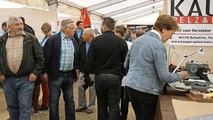 Die verschiedensten Gewerbetreibenden und Dienstleister präsentierten sich in den Ausstellungszelten.  Foto: Richard Michels