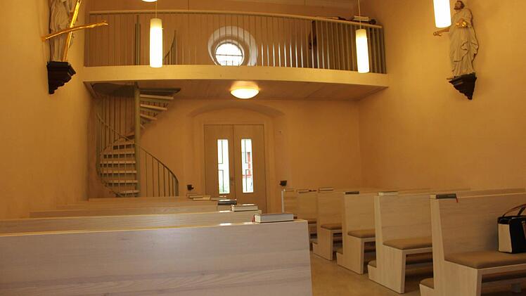 Die Einrichtung der Kapelle ist betont schlicht und hell gehalten. Foto: R. Popp