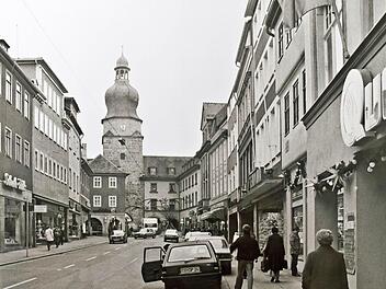 Wer erinnert sich noch an diesen Anblick? So sah der Coburger Steinweg mit Blick zum Spitaltor im Jahr 1984 aus, bevor die Fußgängerzone eingerichtet wurde.Foto: Archiv