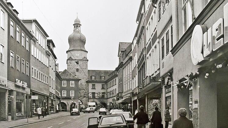 Wer erinnert sich noch an diesen Anblick? So sah der Coburger Steinweg mit Blick zum Spitaltor im Jahr 1984 aus, bevor die Fußgängerzone eingerichtet wurde.Foto: Archiv