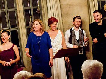 Das "Ensemble Karsanat" beeindruckte das Publikum bei seinem Gastspiel im Refektorium Mönchröden (von links): Esen Demirci Deveci, Gülderen Erdogmus, Esra Özbir, Kaan Buldurlar und Nuri Harun Ates. Foto: Jochen Berge