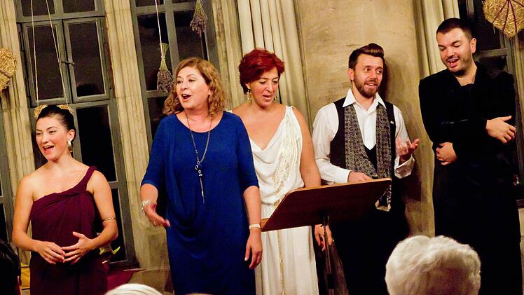 Das "Ensemble Karsanat" beeindruckte das Publikum bei seinem Gastspiel im Refektorium Mönchröden (von links): Esen Demirci Deveci, Gülderen Erdogmus, Esra Özbir, Kaan Buldurlar und Nuri Harun Ates. Foto: Jochen Berge
