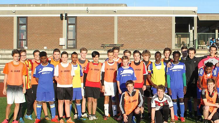 Die afrikanische Mannschaft bekommt vom ehemaligen Schulleiter des Markgraf-Georg-Friedrich-Gymnasiums Deutschunterricht und wird für das Berufsleben vorbereitet - der heutige Schulleiter des Markgraf-Georg-Friedrich-Gymnasiums Horst Pfadenhauer schickte gerne "seine Jungs" ins Rennen und zeigte sich stolz, dass sich in kürzester Zeit viele freiwillige Fußball aus den Klassen zehn bis zwölf finden ließen