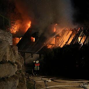 Wohnhaus geht lichterloh in Flammen auf