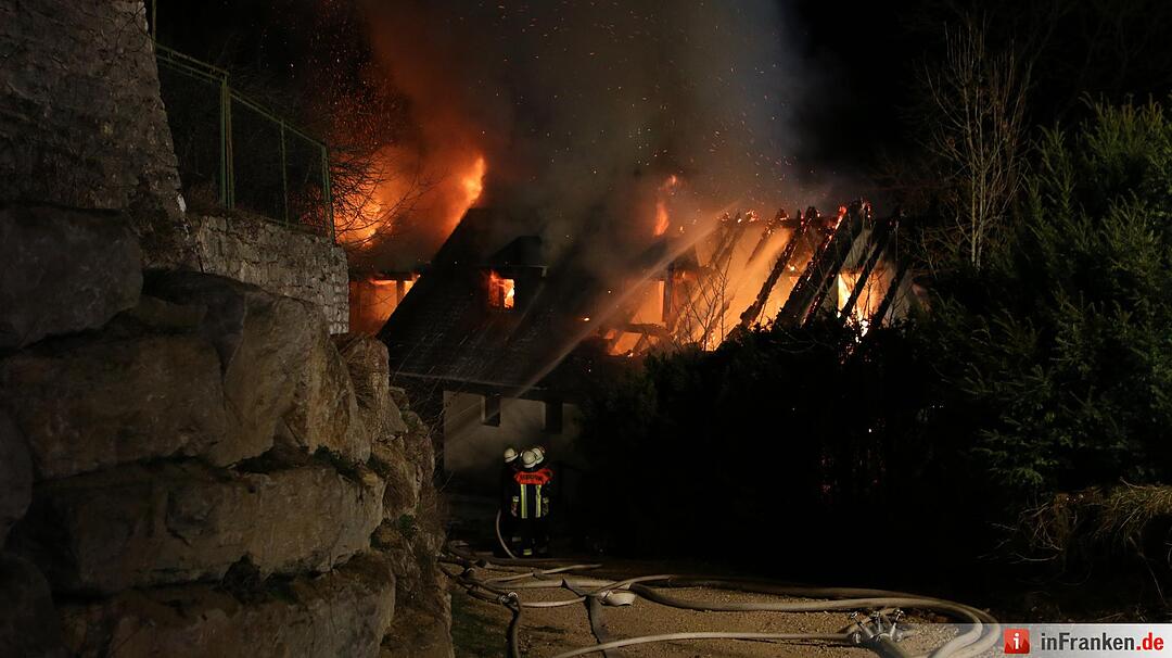 Wohnhaus geht lichterloh in Flammen auf