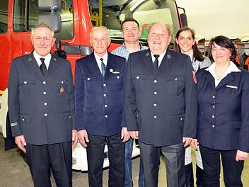 Ehrungen für langjährige Vereinsmitglieder gab es im Rahmen der Generalversammlung bei der Freiwilligen Feuerwehr Winkels. Von links: Feuerwehr-Vorsitzender Siegfried Kiesel, Wilfried Krebs, Christian Bock, Ernst Zwirlein, Melanie Zoll-Albert und Kommandantin Christine Rausch. Einige der zu Ehrenden ließen sich entschuldigen.  Foto: Peter Rauch