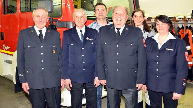 Ehrungen für langjährige Vereinsmitglieder gab es im Rahmen der Generalversammlung bei der Freiwilligen Feuerwehr Winkels. Von links: Feuerwehr-Vorsitzender Siegfried Kiesel, Wilfried Krebs, Christian Bock, Ernst Zwirlein, Melanie Zoll-Albert und Kommandantin Christine Rausch. Einige der zu Ehrenden ließen sich entschuldigen.  Foto: Peter Rauch