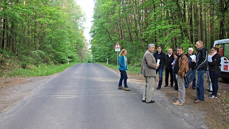 "Grenzgänger." An der nördlichsten Grenze zur Marktgemeinde Burgpreppach beriet der Bauausschuss der Stadt Ebern mit Bürgermeister Jürgen Hennemann (zweiter von links) über eine Erhaltungsmaßnahme der Ortsverbindungsstraße in Richtung Bischwind a.R.  Fotos: Helmut Will