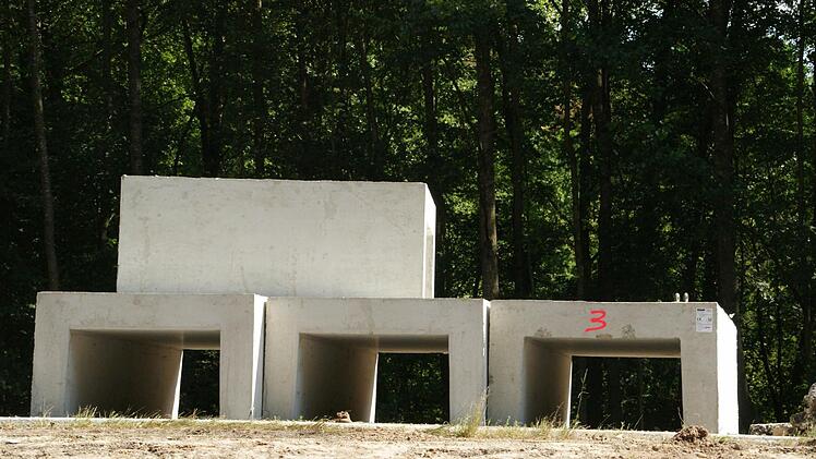 Zwei solcher Betonelemente bilden einen Amphibientunnel 1,45 Meter breit und 83 Zentimeter hoch und knapp fünf Meter lang sind die Bauteile.
