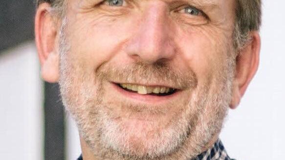 Eckhard Schneider (Betriebsseelsorger/59): Wie wichtig schon eine einzige Stimme sein kann, sieht Eckhard-Joey Schneider regelmäßig. Immer wieder hält der Betriebsseelsorger für Kronach, Kulmbach und Bayreuth Mahnwachen ab oder sieht, welche Folgen politische Entscheidungen auf die Arbeitsbedingungen haben. Daher sei es wichtig, wählen zu gehen. Eine hohe Wahlbeteiligung ist für den 59-Jährigen aber auch Ausdruck dafür, dass einem der eigene Landkreis und seine Zukunft am Herzen liegen. "Auße...