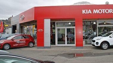 Die beiden Fabrikate Kia und Opel werden räumlich getrennt präsentiert. Für beide Marken steht auch ein separater Eingang zur Verfügung. Kia-Kunden sind hier auf der West-Seite an der richtigen Adresse.