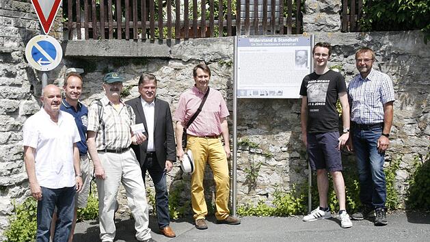 Bei der Erstbegehung des Hei&szlig;-Schnabrich-Gedenkwegs am Ausgangspunkt in Stadtsteinach (v. links): Die Stadtr&auml;te Knud Espich und Harald Hempfling; Sepp Madl, der den Weg eingerichtet hat; Landrat Klaus Peter S&ouml;llner und B&uuml;rgermeister Roland Wolfrum; Vinzenz Pyka, der die Vita von Schnabrich ausgegraben und die Erinnerung an Hei&szlig; und Schnabrich angeregt hat, und Alwin Geyer, der sich um die Erinnerung an Alfred Hei&szlig; in Triebenreuth k&uuml;mmert.