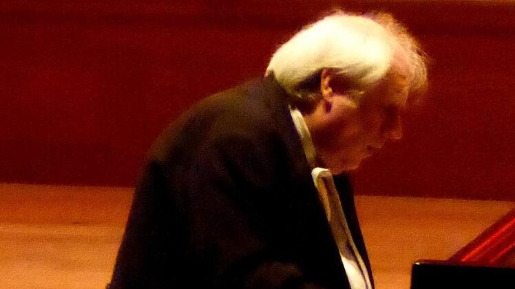 Versuch einer fotografischen (aufgehellten) Annäherung: Grigory Sokolov am Flügel. Foto: Gerhild Ahnert