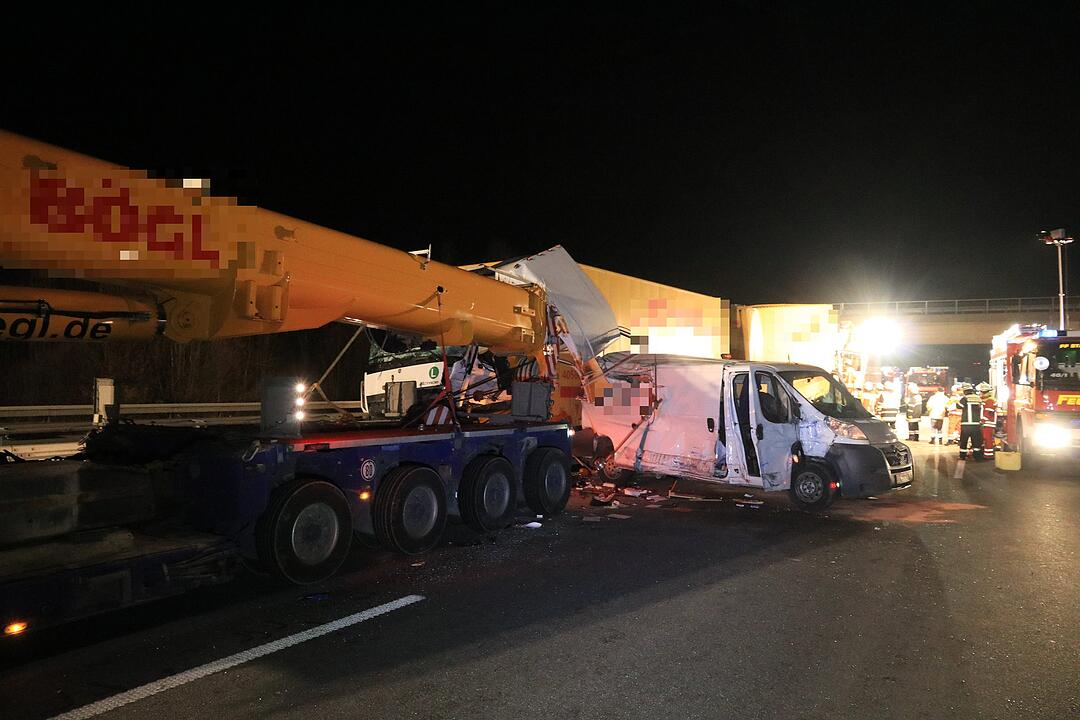 Zwei tödliche Unfälle auf der A3 in kurzer Zeit: Zwei Lkw rasen jeweils in Stauende