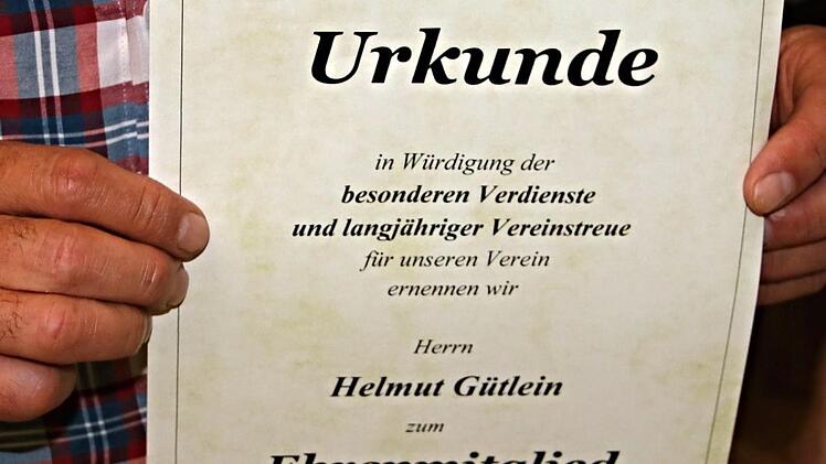 Helmut Gütlein, war nicht der Einzige, der zum Ehrenmitglied ernannt wurde. Foto: Helmut Will