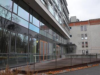 Vorne der Neubau (hier zieht der Sitzungssaal des Rathauses ein), hinten der Altbau aus den 80er Jahren, der gerade für den Bau von etwa Hundert Wohnungen saniert wird.      Foto: Bernhard Panzer