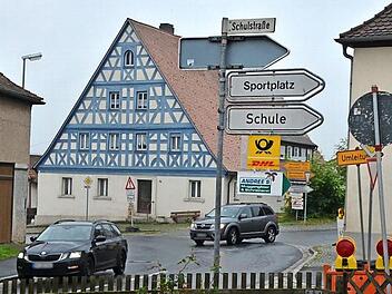 Ab der Einmündung zur Schule wird die Ortsdurchfahrt im Bereich der S-Kurve komplett gesperrt.  Foto: bp