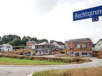 Wie hier im Gebiet Etzelskirchen West wachsen überall Häuser aus dem Boden.  Foto: Andreas Dorsch