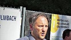 Mario Münch erklärt den PV-Park.
