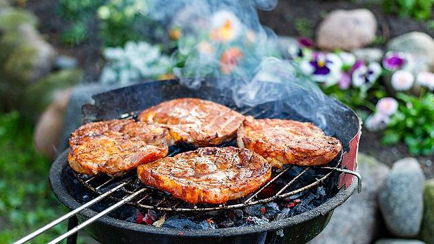 Mit einem Holzkohlegrill zu grillen, ist in der Regel die teuerste Variante.