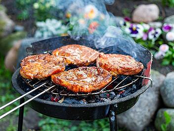Mit einem Holzkohlegrill zu grillen, ist in der Regel die teuerste Variante.