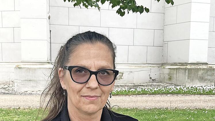 Doris Meironke, Projektverantwortliche beim Caritasverband für den Landkreis Haßberge präsentiert eine symbolische Haßberg-Card.