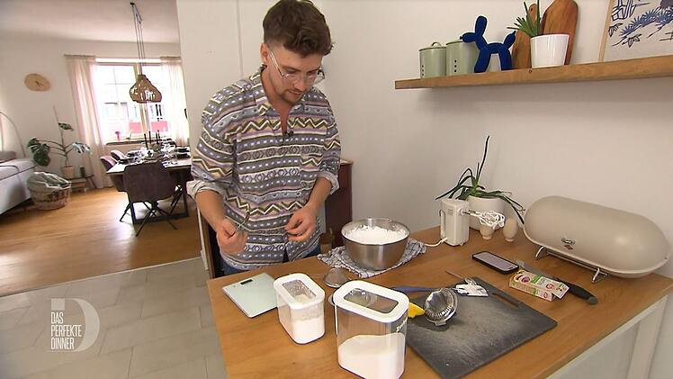 Akribisch bereitet Alex (30) den Gyoza-Teig vor.