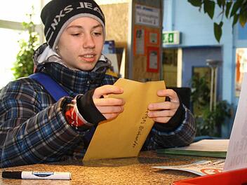 Reden statt simsen: Sergej Brabander liefert sein Handy im verschlossenen Umschlag am Tresen ab. Im Jugendzentrum ist Technik einen Tag lang tabu. Fotos: Katrin Geyer