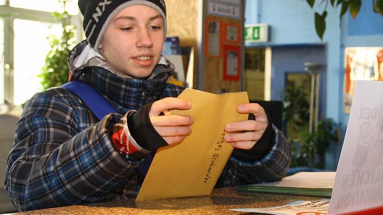 Reden statt simsen: Sergej Brabander liefert sein Handy im verschlossenen Umschlag am Tresen ab. Im Jugendzentrum ist Technik einen Tag lang tabu. Fotos: Katrin Geyer