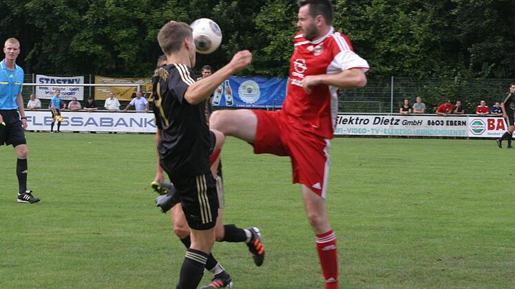 TVE-Abwehrspieler Stastny (rotes), Schütze zum 1:1-Ausgleich, klärt.