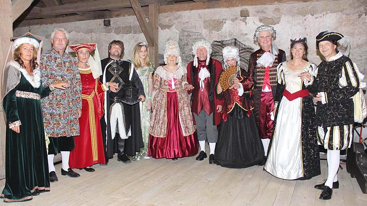 Eine historische Modenschau vom frühen Mittelalter bis in die Barockzeit und in die Klassik stand auch auf dem Programm der Gleisenauer Zeitreise. Ob der Ort älter ist als 650 Jahre, das lässt sich nicht genau sagen, ist aber wahrscheinlich. Als "Models" stellten sich Bürger aus Ebelsbacher und Gleisenau zur Verfügung. Und die Zuschauer konnten feststellen: Sie sind perfekt gestylt. Fotos: Ralf Naumann