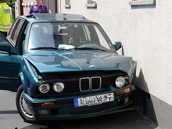 Einen Großeinsatz von Polizei und Rettungskräften löste dieser Unfall in der Schönbornstraße am Donnerstag aus. Fotos: Peter Rauch