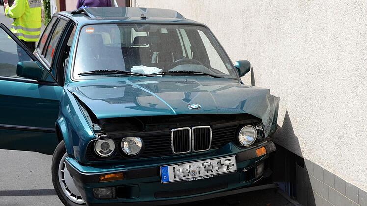 Einen Großeinsatz von Polizei und Rettungskräften löste dieser Unfall in der Schönbornstraße am Donnerstag aus. Fotos: Peter Rauch